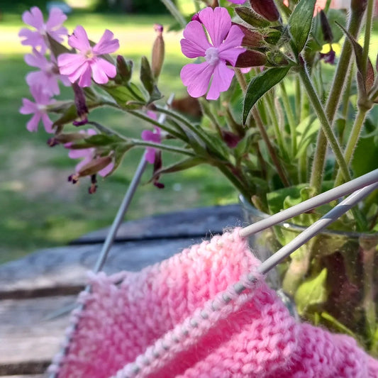 Mielenrauha rakentuu kukista ja kutimista / Peace of mind with flowers and knitting