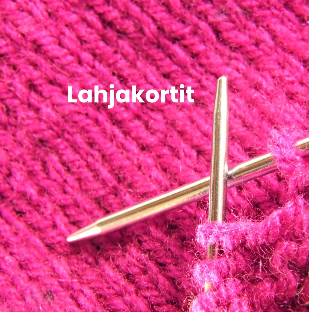 Pinkki keskeneräinen neule kullanvärisillä puikoilla. Teksti: Lahjakortit.