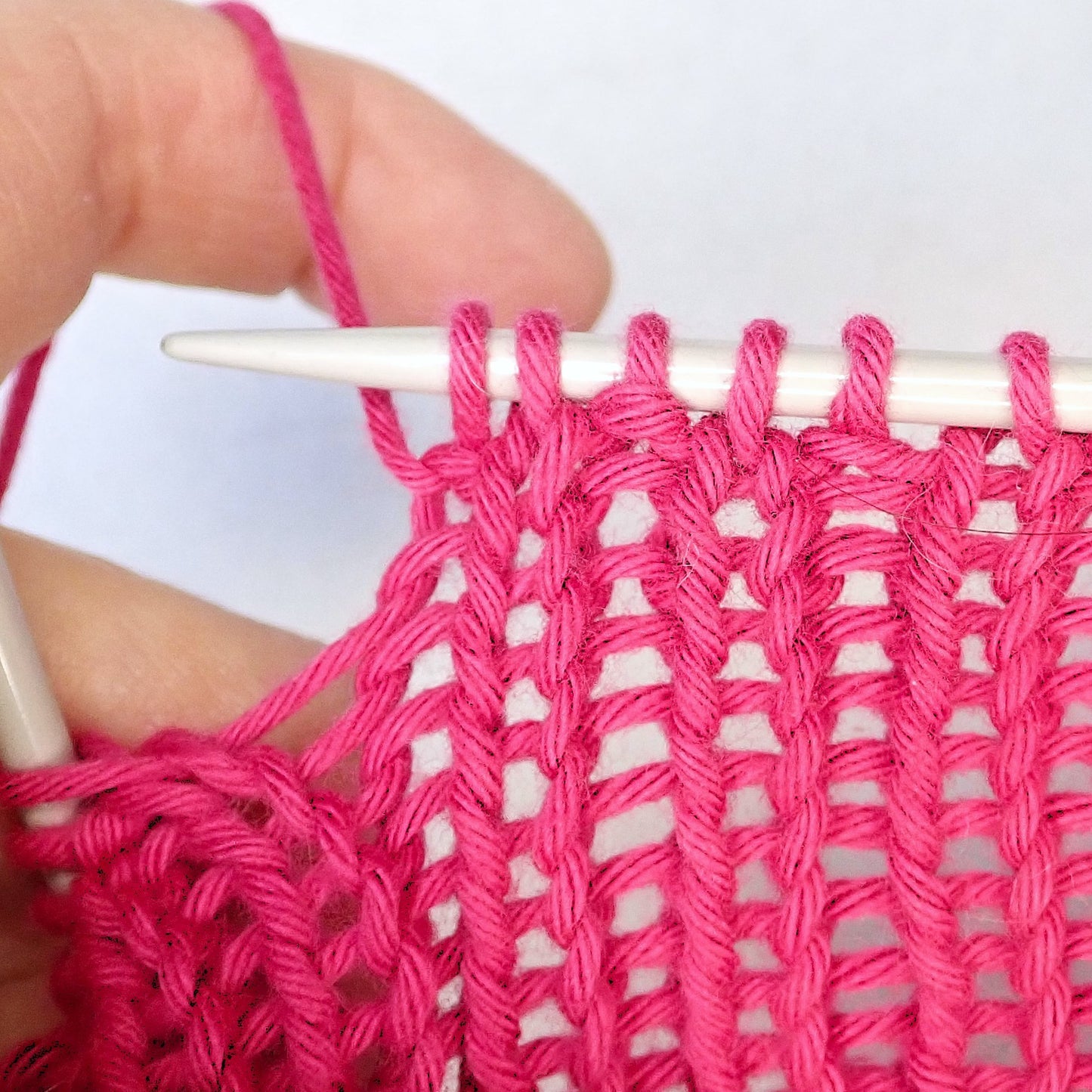 1 oikein 1 nurin joustinneuletta fuksianpunaisesta langasta