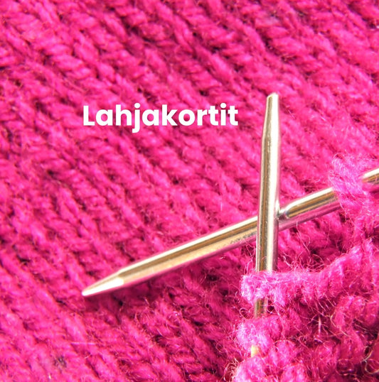 Pinkki keskeneräinen neule kullanvärisillä puikoilla. Teksti: Lahjakortit.