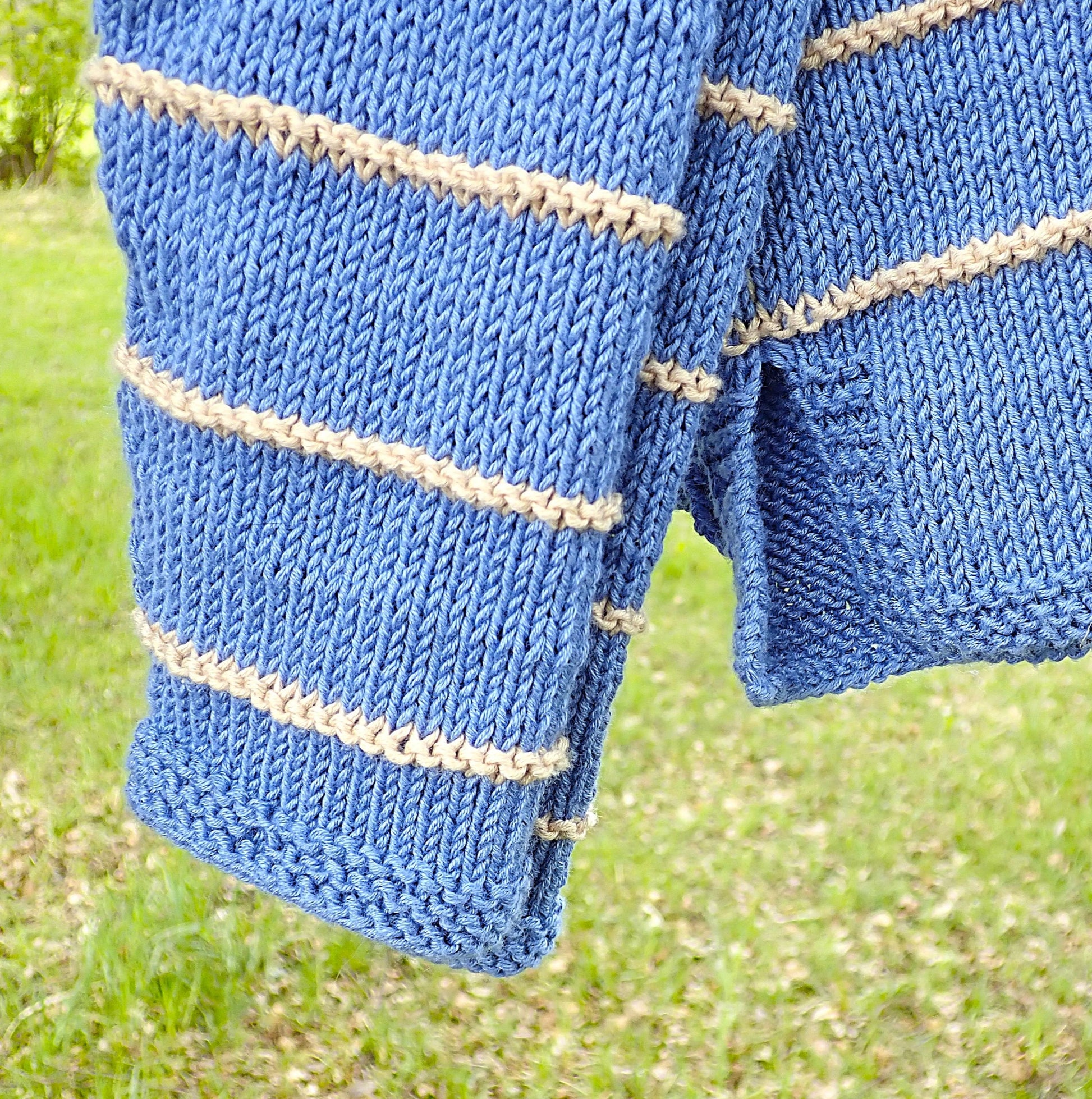 Puseron helmassa ja hihansuissa on ainaoikeinneuletta. Puseron helman sivuissa on halkio.