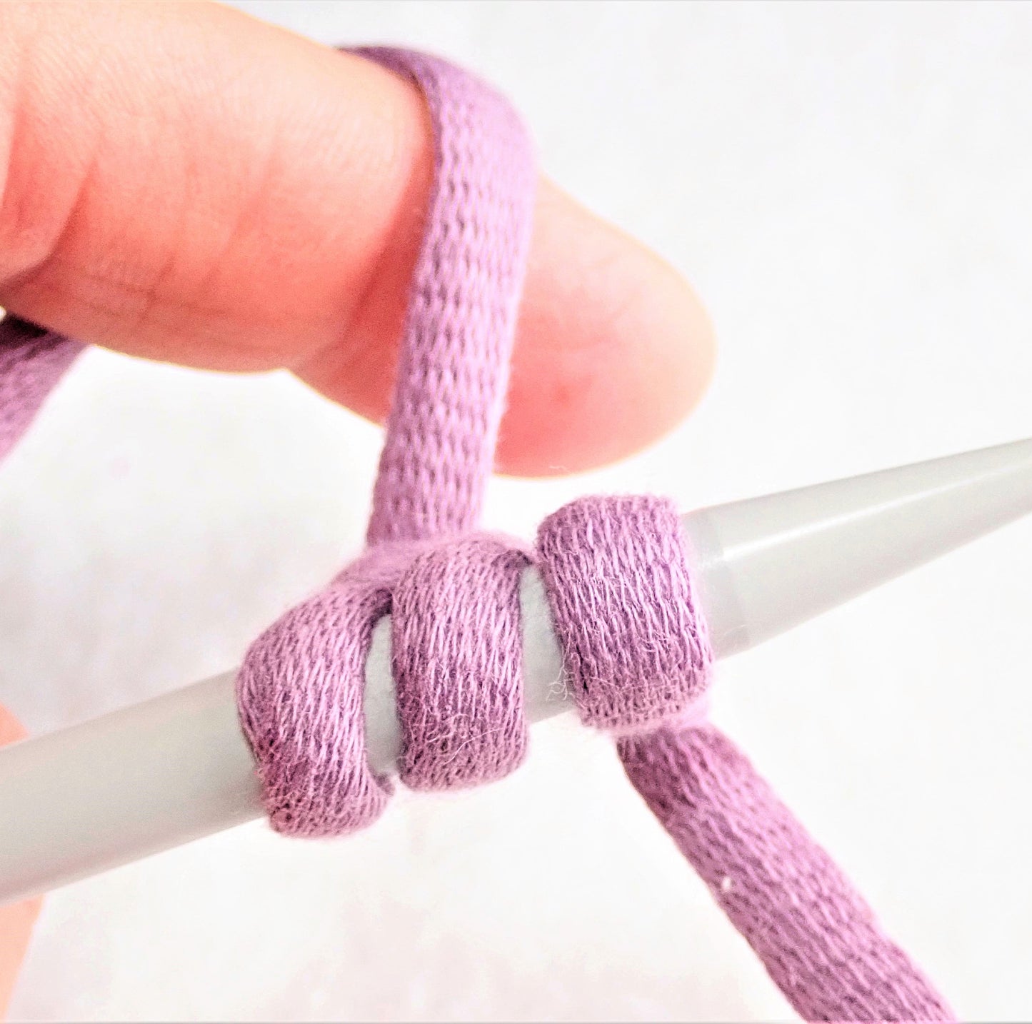 Lilasta ontelokuteesta on luotu paksulle puikolle 3 silmukkaa. Niistä ollaan aloittamassa putkineuletta eli i cordia.