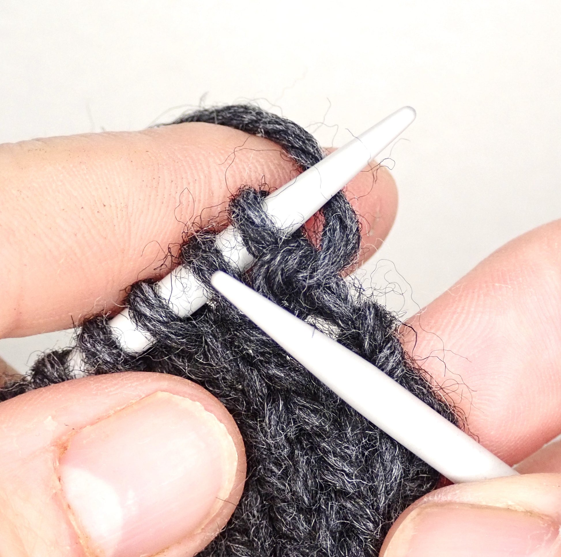 Pykäreunaa_neulotaan_tummanharmaaseen_sukkaan