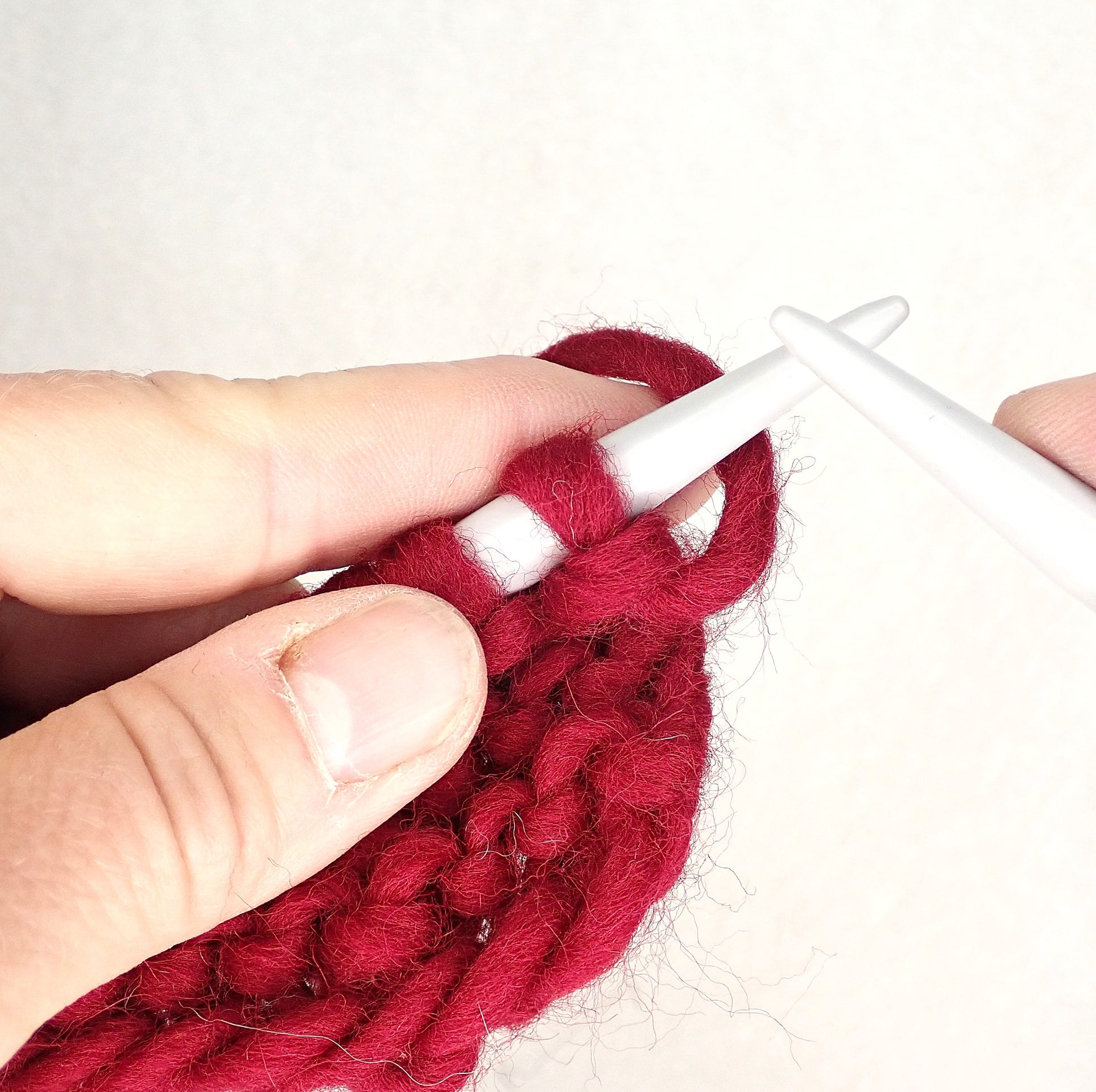 Neuleeseen tehdään pykäreunaa niin, että lanka viedään sivukautta taakse ennen kuin neulotaan kerroksen ensimmäinen silmukka.