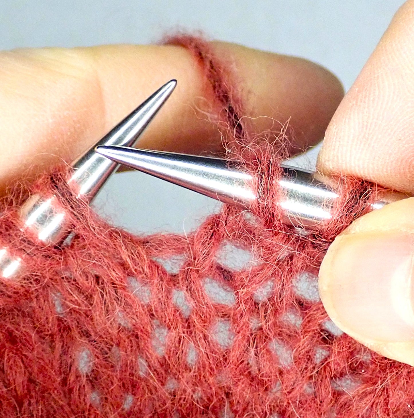 Viininpunaisesta pörrölangasta neulotaan sileää oikeaa neuletta.