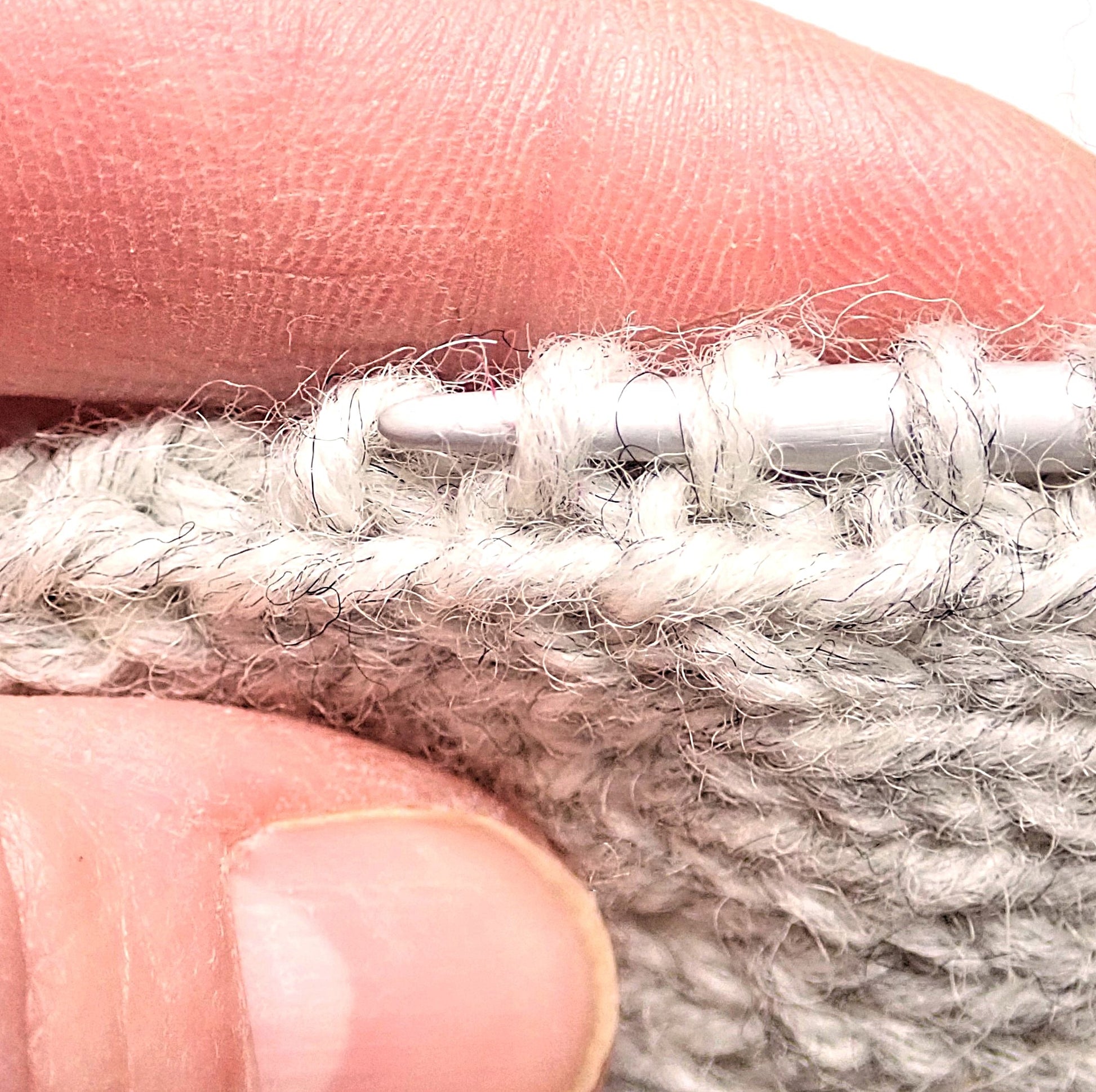 Silmukoita poimitaan puikolle neuleen pykäreunasta.